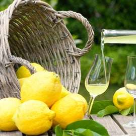 SORRENTO: Limoncello bei Sonnenuntergang nach dem Essen herstellen