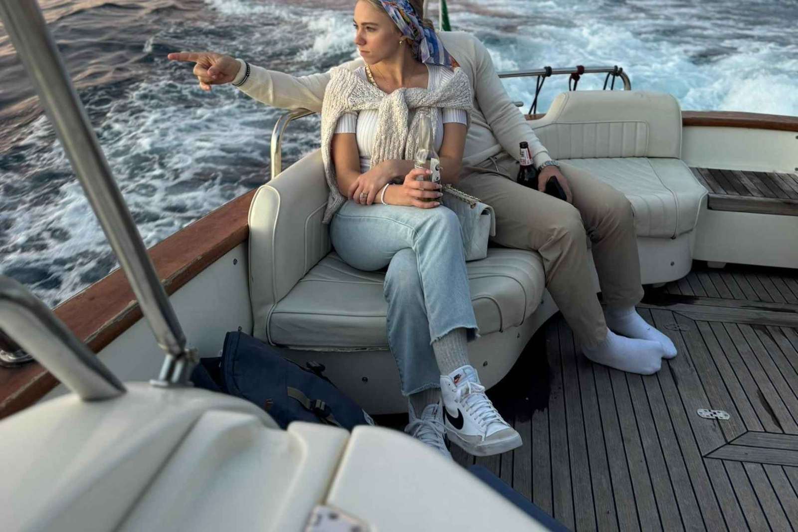 Sorrento: Küstenboottour bei Sonnenuntergang mit Aperitif