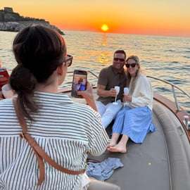 Sorrento: Küstenboottour bei Sonnenuntergang mit Aperitif