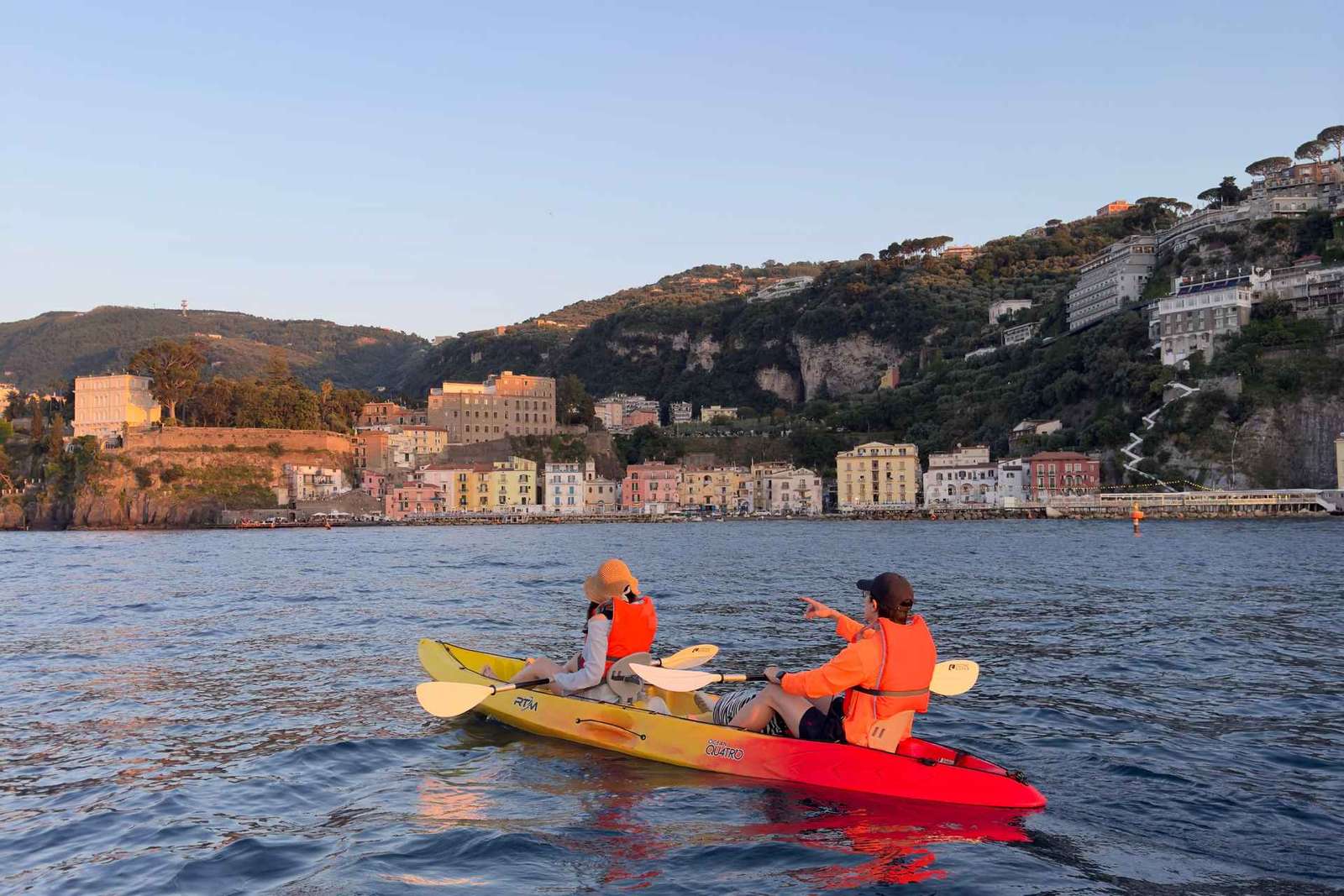 Sorrento: Kleingruppentour mit dem Kajak zu den Bagni Regina Giovanna