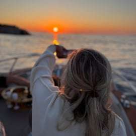 Sorrento: Küstenboottour bei Sonnenuntergang mit Aperitif