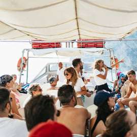 Bootsfahrt um Capri: Grotten und Faraglioni vom Wasser aus