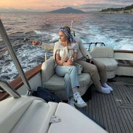 Sorrento: Küstenboottour bei Sonnenuntergang mit Aperitif