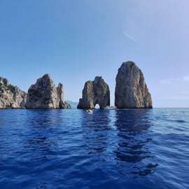 Capri Bootstour für kleine Gruppen: Faraglioni, Tiberius-Villen