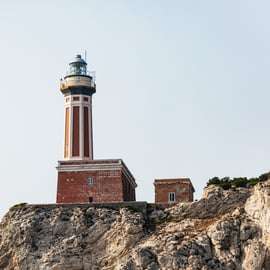 Bootsfahrt um Capri: Grotten und Faraglioni vom Wasser aus