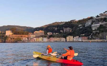 Sorrento: Kleingruppentour mit dem Kajak zu den Bagni Regina Giovanna