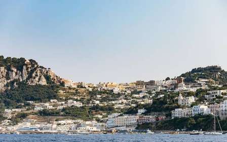Bootsfahrt um Capri: Grotten und Faraglioni vom Wasser aus
