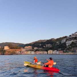 Sorrento: Kleingruppentour mit dem Kajak zu den Bagni Regina Giovanna
