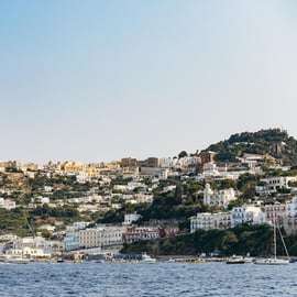 Bootsfahrt um Capri: Grotten und Faraglioni vom Wasser aus