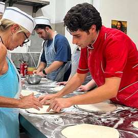 Pizzakurs in Neapel mit Tiramisu und Holzofen