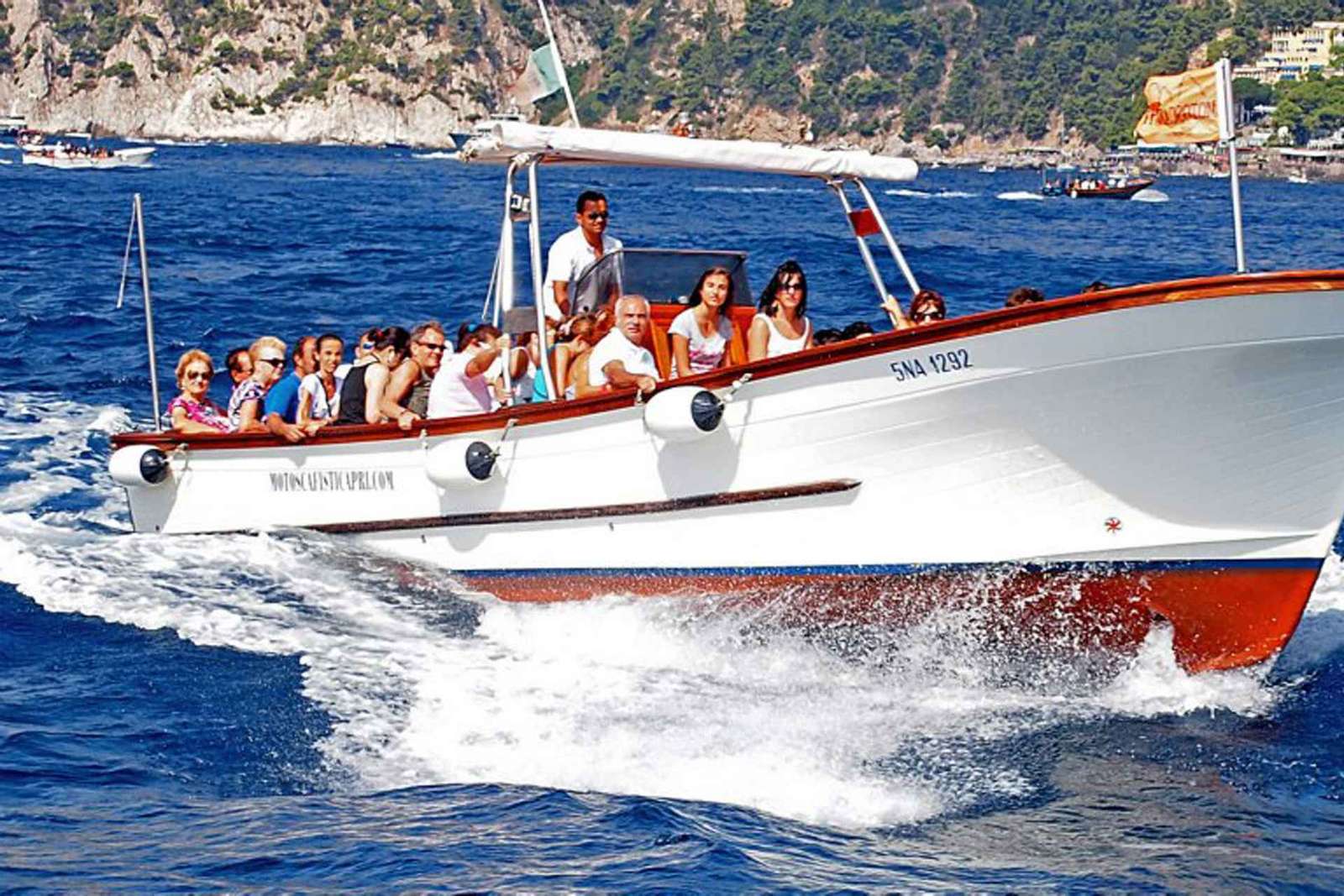 Capri: Bootstour zur Insel mit Halt an der Blauen Grotte