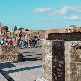 Von Neapel aus: Pompeji & Herculaneum mit Archäologenführer