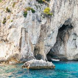 Bootsfahrt um Capri: Grotten und Faraglioni vom Wasser aus