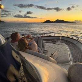 Sorrento: Küstenboottour bei Sonnenuntergang mit Aperitif