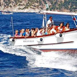 Capri: Bootstour zur Insel mit Halt an der Blauen Grotte
