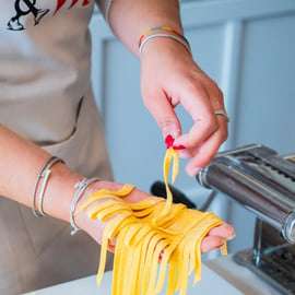 Kochkurs Neapel: Pasta und Tiramisu im Restaurant am Meer