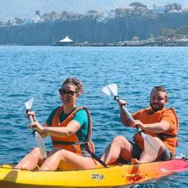 Sorrento: Kleingruppentour mit dem Kajak zu den Bagni Regina Giovanna