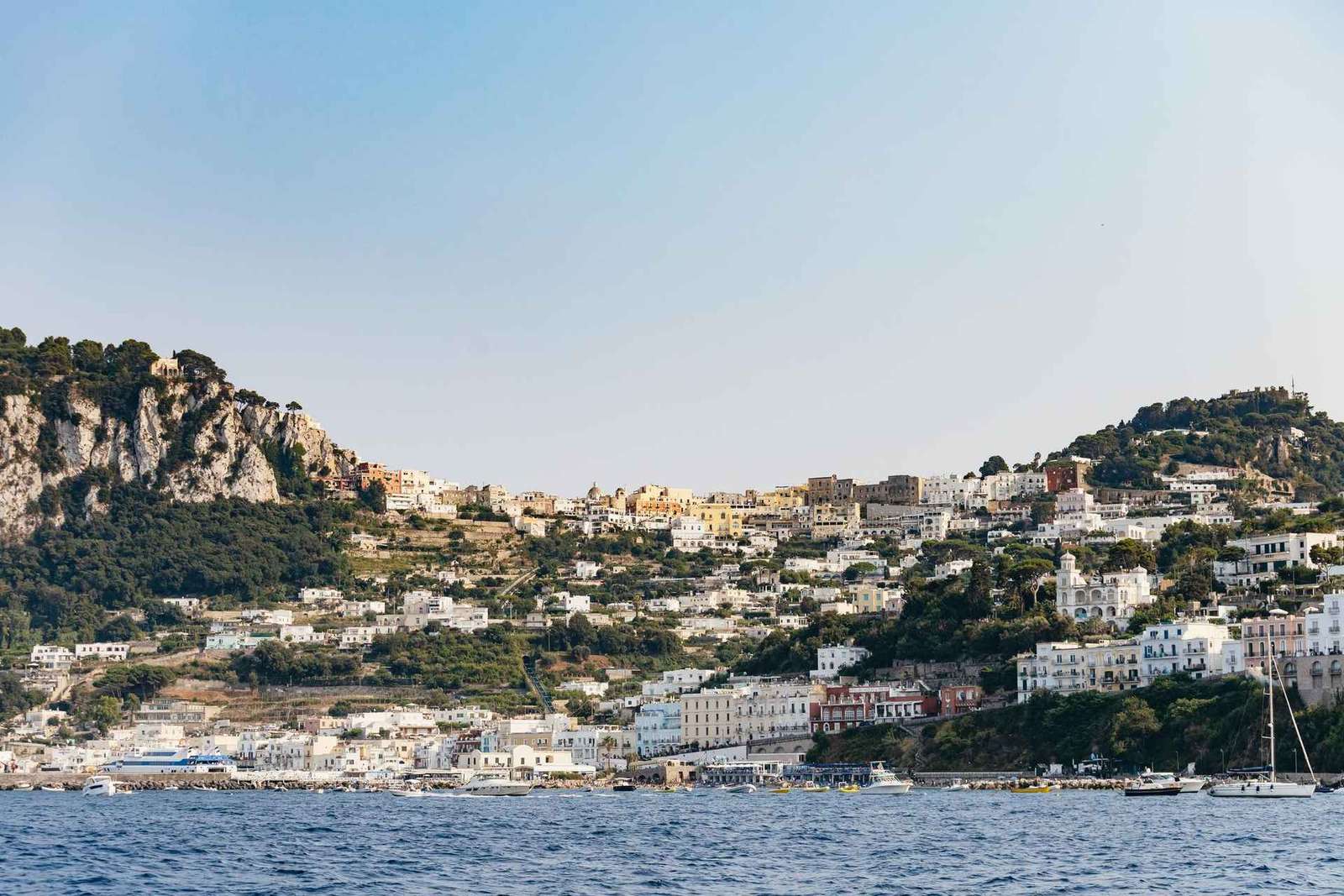 Bootsfahrt um Capri: Grotten und Faraglioni vom Wasser aus